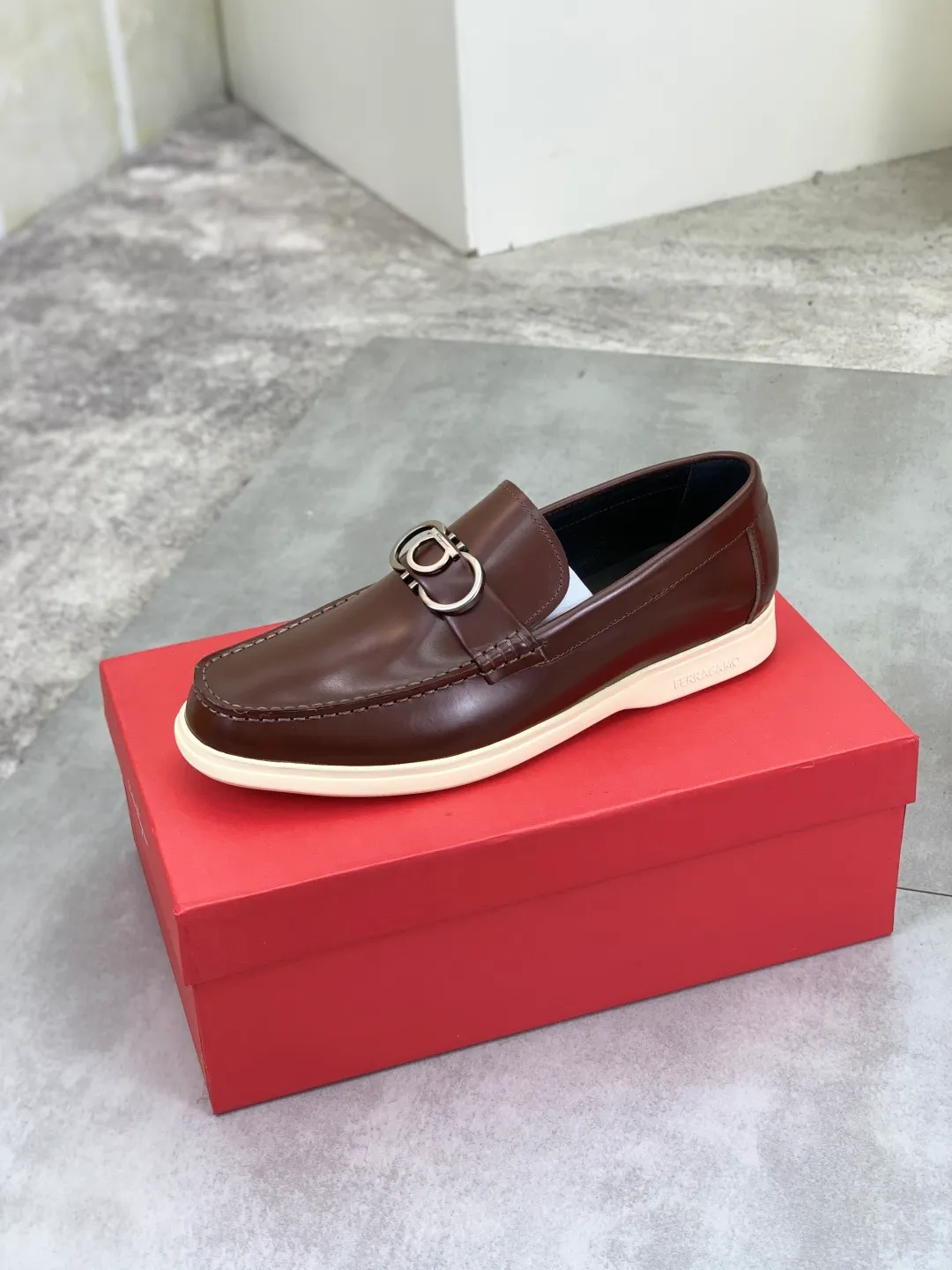 Men's Men's Shoes 💰P580💰[New Style] Water-dyed Niuli 🆘[Salvatore Ferragamo] Ferragamo's latest casual business leather shoes for men! Listed simultaneously! The fabric is made of specially imported original open-edge beaded calfskin, and the interior is made of imported water-dyed cowhide. It is absolutely luxurious and leads the fashion trend. Matching code: 38-44 (45 and 46 can be customized) Black, brown and burgundy colors available